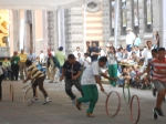Niños y jovenes jugando el juego del aro presentado por los niños Mayas de HunKu (Un solo Dios) durante el XVIII Encunetro de Juegos Autóctonos y Deportivos realziados en la Ciudad de San Luis Potosí, 18 de Julio 2015